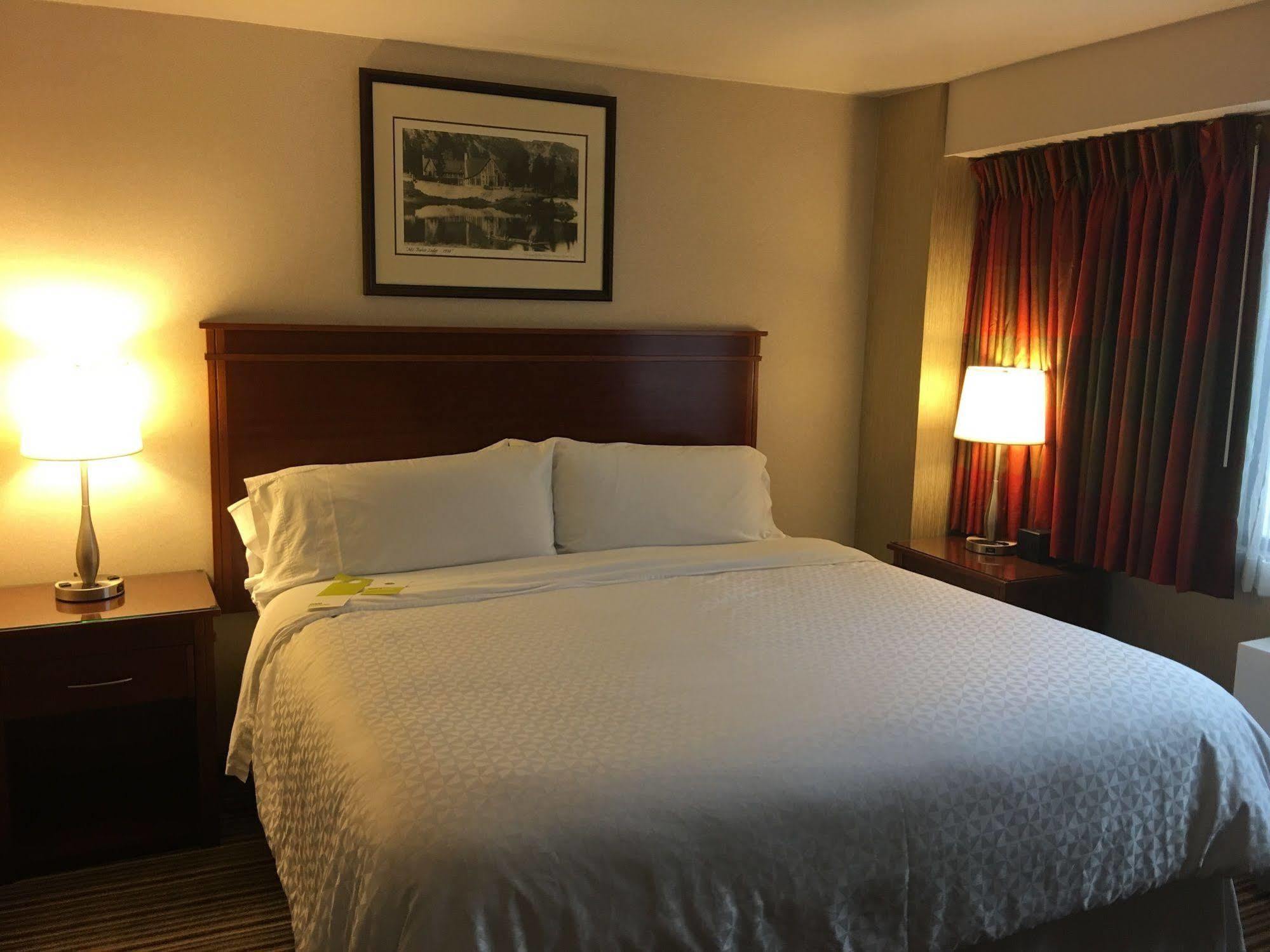 Hotel Four Points By Sheraton & Conference Center 3*