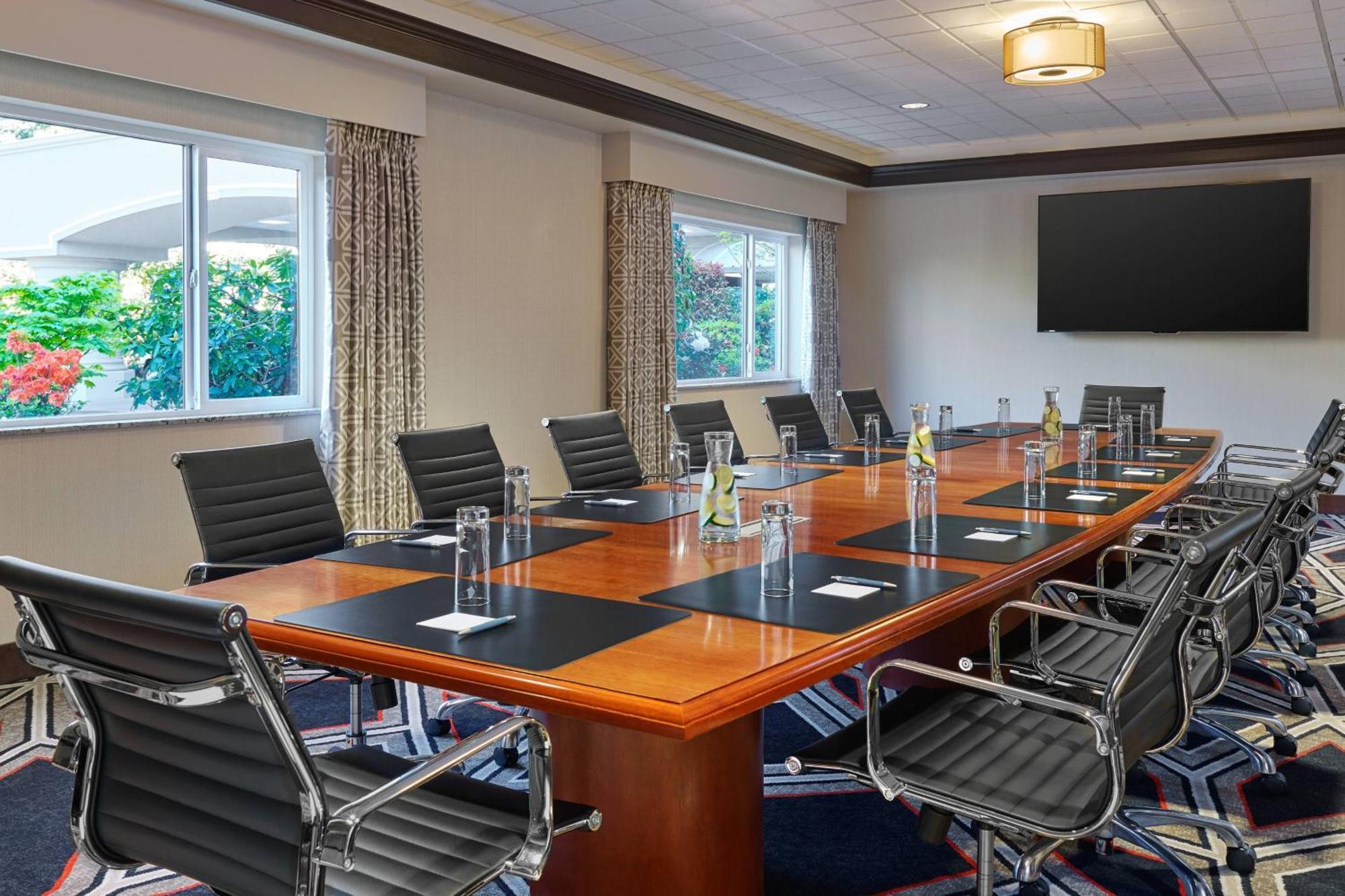 Hotel Four Points By Sheraton & Conference Center 3*